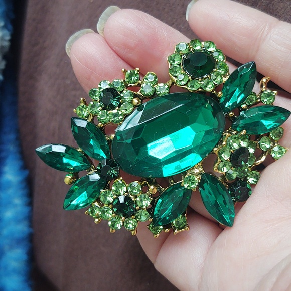 Green Rhinestone Statement Brooch - Picture 3 of 4